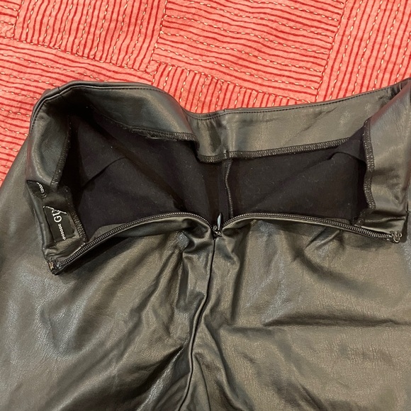 Guess black stretchy leather like pants fits women’s smaller size see photos - Picture 12 of 13